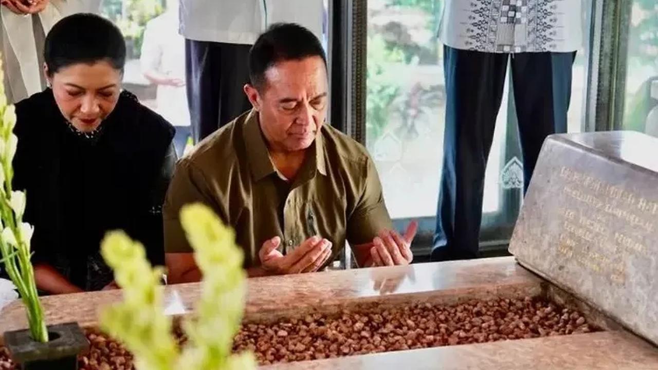 8. Membaca Doa Ziarah Kubur