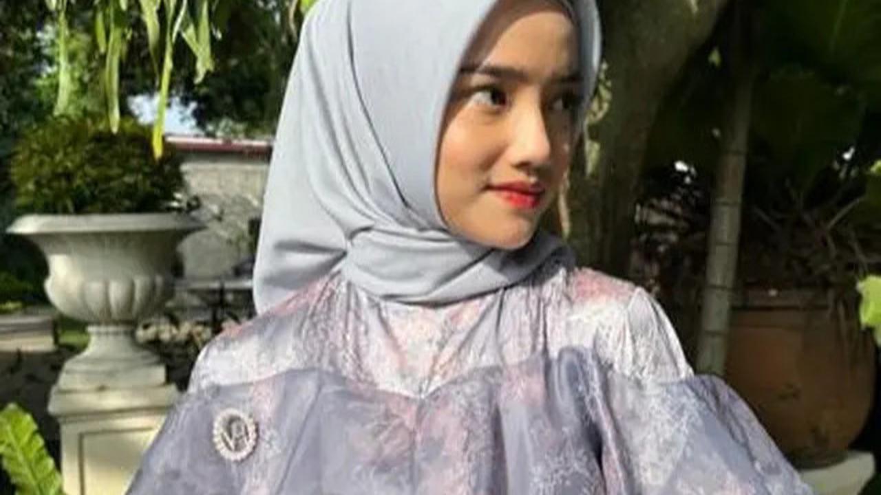 7 Potret Cantik Fuji dalam Balutan Hijab yang Bikin Pangling, Pesonanya Makin Adem