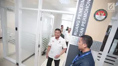 Menko Polhukam Wiranto meninjau ruangan pada peresmian gedung baru Lembaga Perlindungan Saksi dan Korban (LPSK) di Jakarta, Kamis (6/9). Dalam acara itu, Wiranto juga memberikan kompensasi ke korban tindak pidana terorisme. (Liputan6.com/Faizal Fanani)