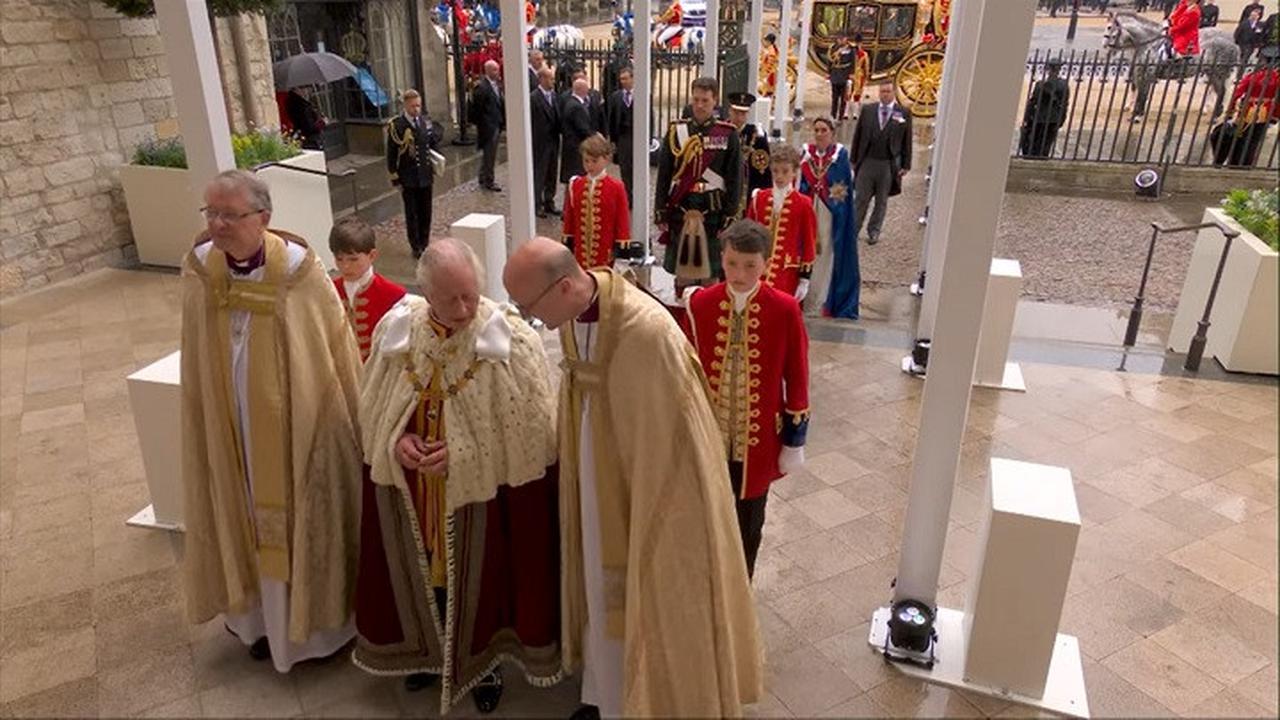 Raja Charles III saat akan memasuki Westminster Abbey pada hari penobatannya Sabtu 6 Mei 2023. Tampak di belakangnya adalah Pangeran William dan Putri Catherine serta dua anak mereka, Putri Charlotte dan Pangeran Louis. (Dok. The Royal Family)
