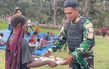 Prajurit TNI Siapkan Makan Gratis Papua Pedalaman, Pererat Silaturahmi di Lanny Jaya