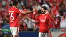 Benfica akhirnya berhasil unggul 2-0 pada menit ke-69. Rafa Silva (kanan) berhasil memanfaatkan bola muntah yang tidak dapat ditangkap secara sempurna Marc-Andre ter Stegen hasil tendangan Joao Mario. (AFP/Patricia De Melo Moreira)