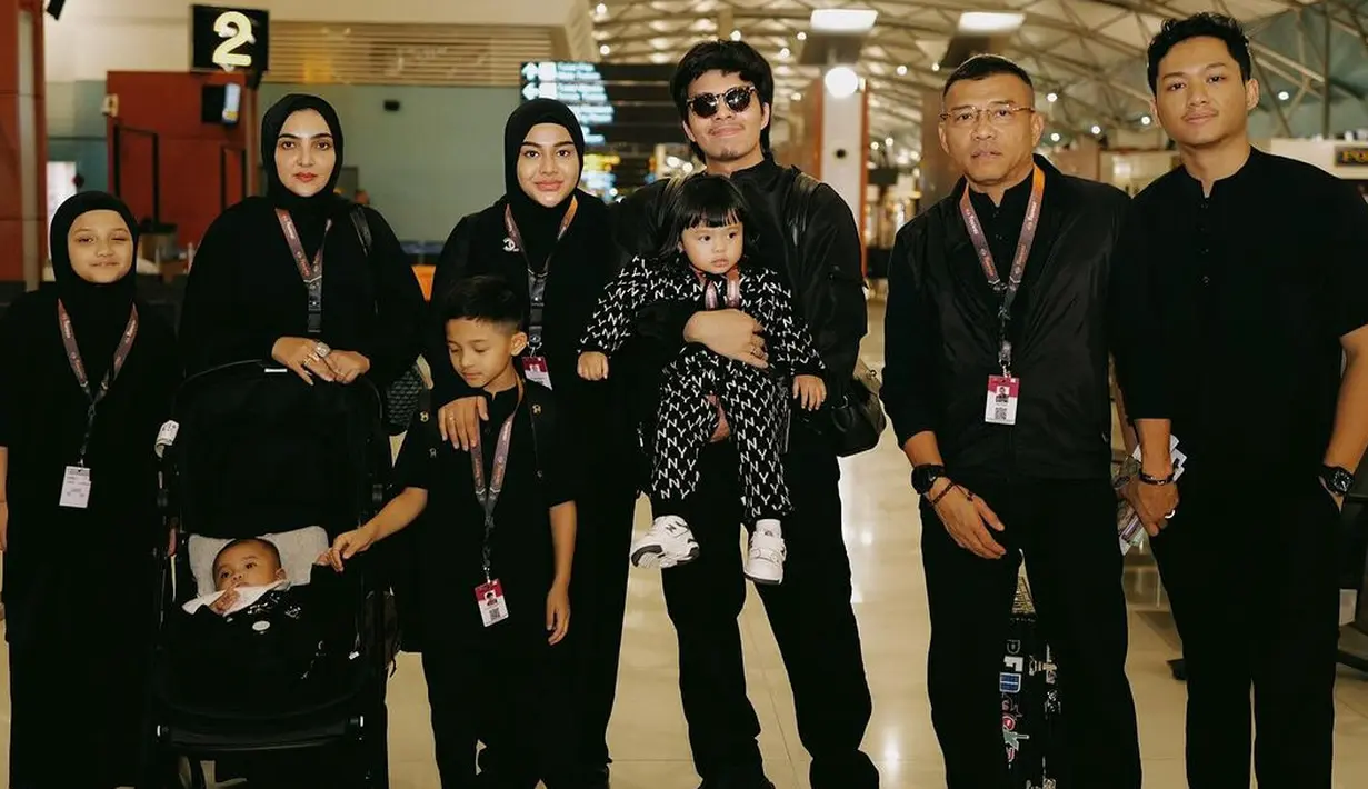Keluarga Anang Hermansyah dan Atta Halilintar pergi umrah di bulan Ramadan. [Foto: Instagram/attahalilintar]