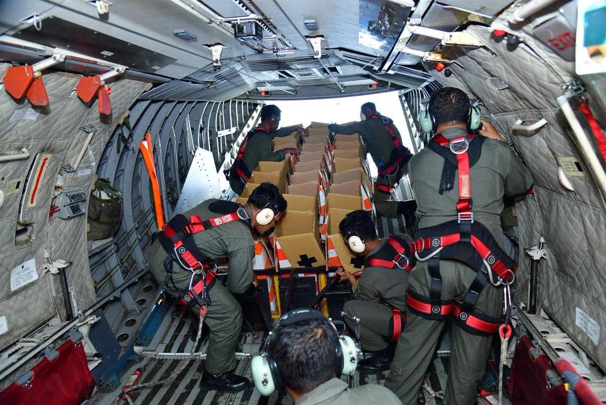 FOTO: Heli Box Jadi Andalan Kirim Bantuan Bencana Sumatera ke Wilayah Sulit Dijangkau