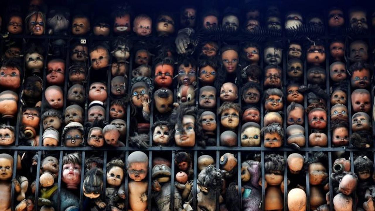 Dihubungkan dengan Mitos, Seni Instalasi Balkon Puluhan Boneka Ini Bikin Merinding