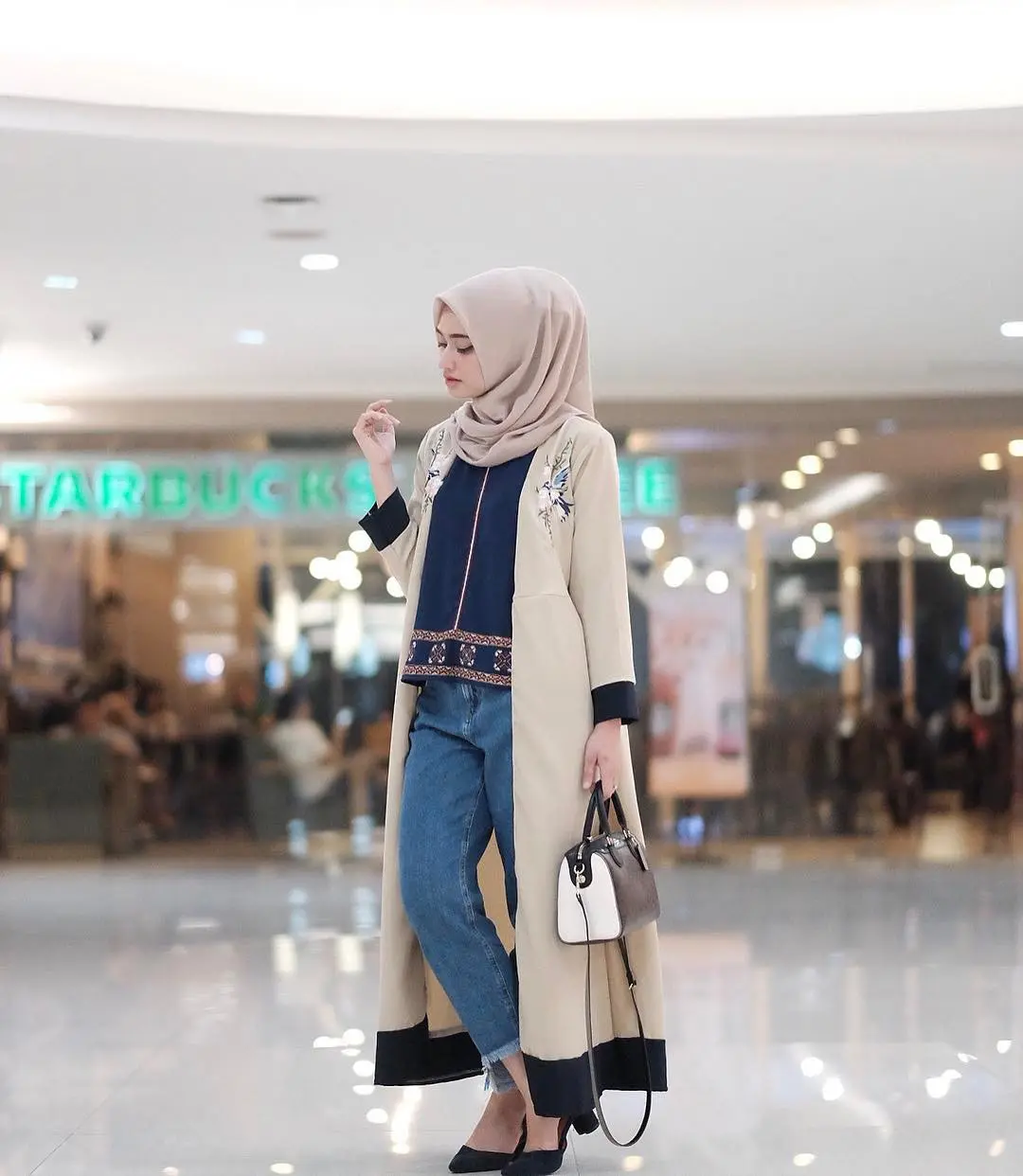 Gaya hijab makin kece dengan jeans. (sumber foto: @shellaalaztha/instagram)