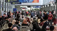 Calon penumpang saat menunggu keberangkatan kereta jarak jauh di Stasiun Pasar Senen, Jakarta, Senin (3/5/2021). Lonjakan penumpang diperkirakan berlangsung hingga 5 Mei mendatang. (merdeka.com/Iqbal S. Nugroho)