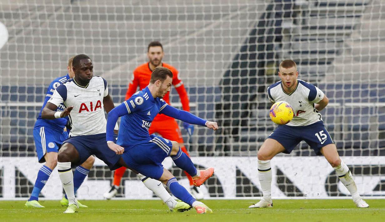 Pemain Leicester City, James Madison, melepaskan tendangan ke gawang Tottenham Hotspur pada laga Liga Inggris di London, Minggu (20/12/2020). Leicester menang dengan skor 2-0. (AP/Frank Augstein, Pool)