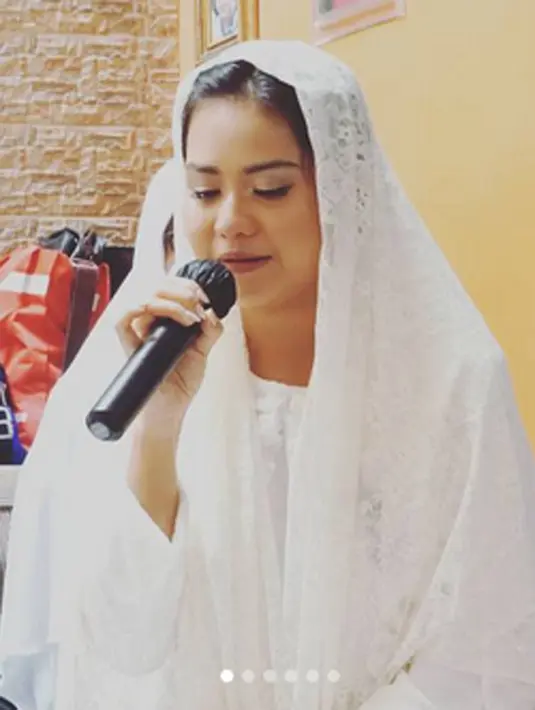 Sebelum akad nikah dan resepsi digelar, di kediamannya, Mytha menggelar acara pengajian. Megenakan outfit serba putih, terlihat Mytha yang meneteskan air mata saat meminta restu kepada orang tuanya. (Instagram/mythalestari)