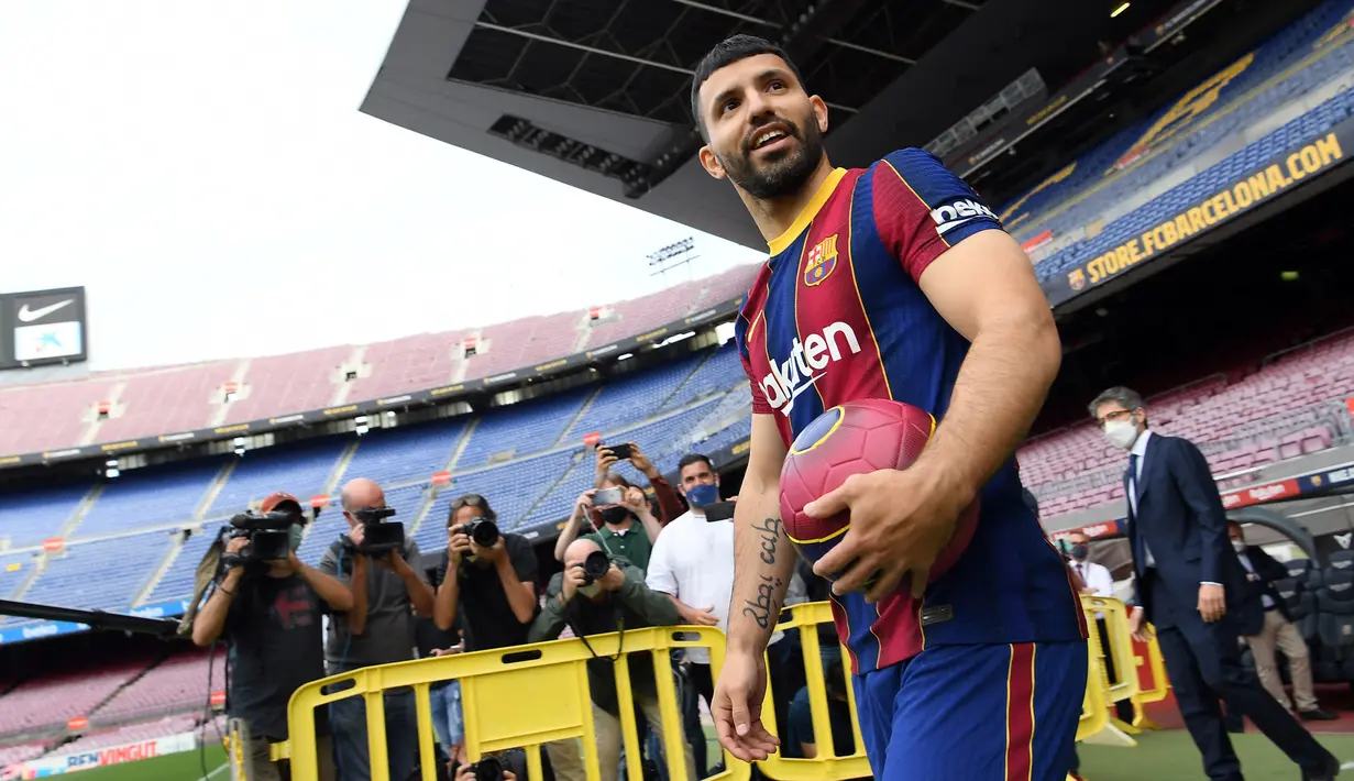 Sergio Aguero - Aguero mengalami cedera pada sesi Latihan Barcelona sejak 8 Agustus 2021. Mantan bomber Manchester City itu diprediksi baru dapat berlaga lagi pada bulan Oktober. (Foto: AFP/Lluis Gene)
