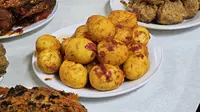 Kuning telur dan gorengan tak sepenuhnya dilarang untuk pasien kolesterol tinggi. dr. Marya Haryono menekankan pentingnya membatasi porsi, frekuensi, dan memilih cara pengolahan yang sehat. (Foto: Aditya Eka Prawira/Liputan6.com)
