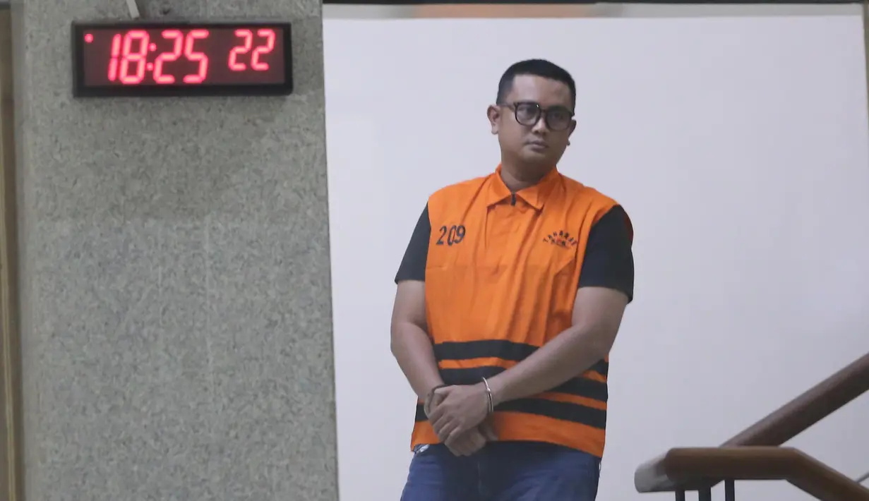 Bupati Klaten Hamenang Wajar Ismoyo tampak Pasrah saat keluar dari Gedung Merah Putih KPK, Jakarta, Jumat (16/10/2026), setelah ditetapkan sebagai tersangka dalam kasus yang terungkap melalui operasi tangkap tangan. (KLY/Budy Santoso)