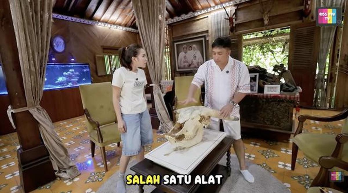 7 Potret Ruang Tamu Rumah Irfan Hakim, Gaya Joglo yang Homey