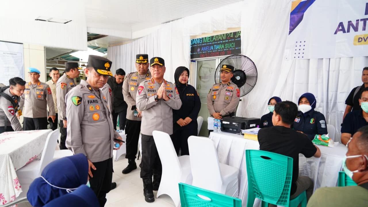 Wakapolri Temui Keluarga Korban Tewas Banjir di Sumbar