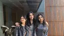 Nisya Ahmad tampil kembar bersama anak-anaknya dengan baju Lebaran print berwarna keabuan. Ketiganya hanya berbeda siluet [@nisyaahmad]