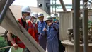 CEO GEC Foundation, Kunihiro Suga meninjau pembangkit tenaga listrik bertenaga gas buang di pabrik Tuban, (27/2). PT Semen Indonesia dan JFE Engineering Jepang berkomitmen Waste Heat Recovery Power Generation WHRPG ramah lingkungan.(Liputan6.com/Pool/Eko)