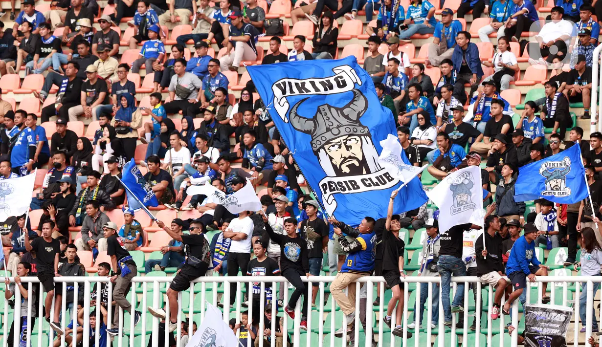 Suporter Persib Bandung saat melawan Persik Kediri pada laga BRI Liga 1 2022/2023 di Stadion Pakansari, Bogor, Jawa Barat, Rabu (8/3/2023). Persik Kediri mengalahkan Persib Bandung dengan skor 2-0. (Bola.com/M. Iqbal Ichsan)