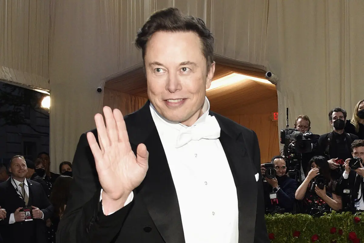 Elon Musk dalam Met Gala 2022. (Evan Agostini/Invision/AP)