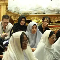 Pengajian serta tahlilan malam ketiga di kediamannya, di Raffles Hill, Cibubur, Jakarta Timur, Senin (12/6/2017) ramai dipadati warga sekitar dan para kerabat dan sahabat. Nia mendapatkan amanat dari pelantun Belah Duren tersebut.(Nurwahyunan/Bintang.com)