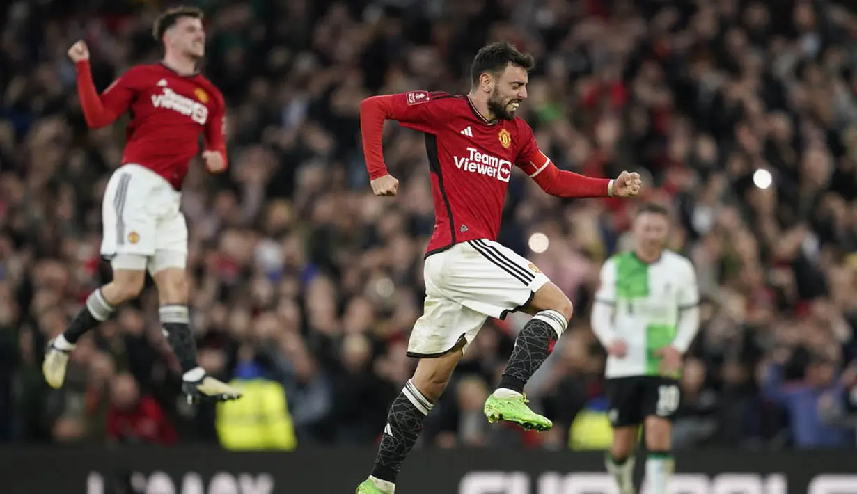 Pemain Manchester United, Harry Maguire, merayakan kemenangan atas Liverpool pada babak perempat final Piala FA 2023/2024 di Old Trafford, Minggu (17/03/2024). (AP Photo/Dave Thompson)