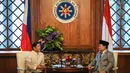 Menteri Pertahanan Republik Indonesia yang juga Presiden terpilih periode 2024-2029, Prabowo Subianto (kanan) berbincang dengan Presiden Filipina Ferdinand Marcos Jr dalam sebuah kunjungan kehormatan di Istana Malacanang, Manila, 20 September 2024. (Jam Sta Rosa/POOL/AFP)