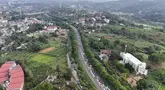 Foto udara antrean kendaraan menuju kawasan Puncak di sekitar Simpang Gadog, Bogor, Jawa Barat, Sabtu (28/6/2025). (merdeka.com/Arie Basuki)