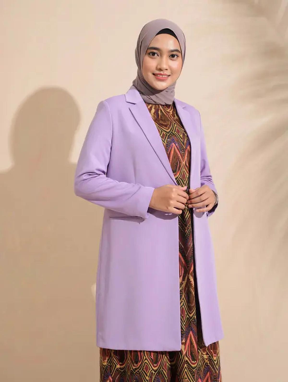 8 Tren Gamis Batik Modern dengan Detail Blazer Warna Lilac Soft, Sedang Digandrungi Muslimah Muda