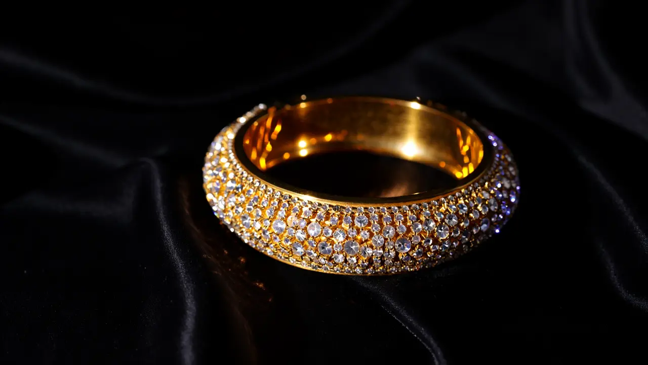 Model Gelang Emas Berlapis Kristal (Foto: Reve Art AI)