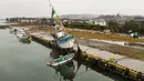 Sebuah kapal yang terdampar di pantai terlihat di kota Suzu, prefektur Ishikawa pada tanggal 3 Januari 2024. (Fred MERY/AFP)
