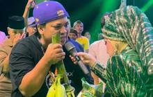 Momen Kocak Elvy Sukaesih Disawer Gula, Terigu Hingga Pisang di Panggung, Langsung Minta Kantong Buat Bawa Pulang