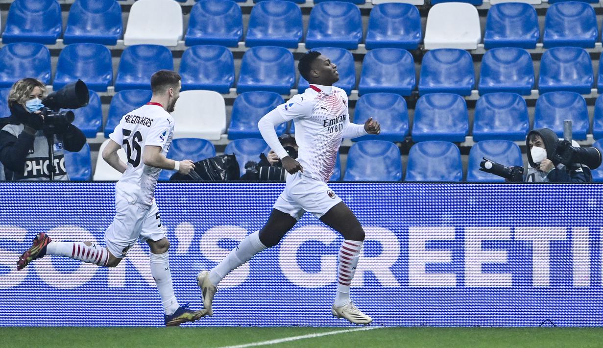 Penyerang AC Milan asal Portugal, Rafael Leao (kanan) berselebrasi usai mencetak gol ke gawang Sassuolo pada pertandingan lanjutan Liga Serie A Italia di di stadion Mapei (20/12/2020). Leao Hanya butuh waktu 6 detik untuk bisa bikin gol dalam laga tersebut. (AFP/Alberto Pizzoli)