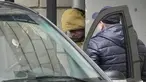 Wartawan The Wall Street Journal Evan Gershkovich (31) dikawal oleh petugas dari pengadilan Lefortovsky ke sebuah bus, di Moskow, Rusia, Kamis, 30 Maret 2023. (AP Photo/Alexander Zemlianichenko)