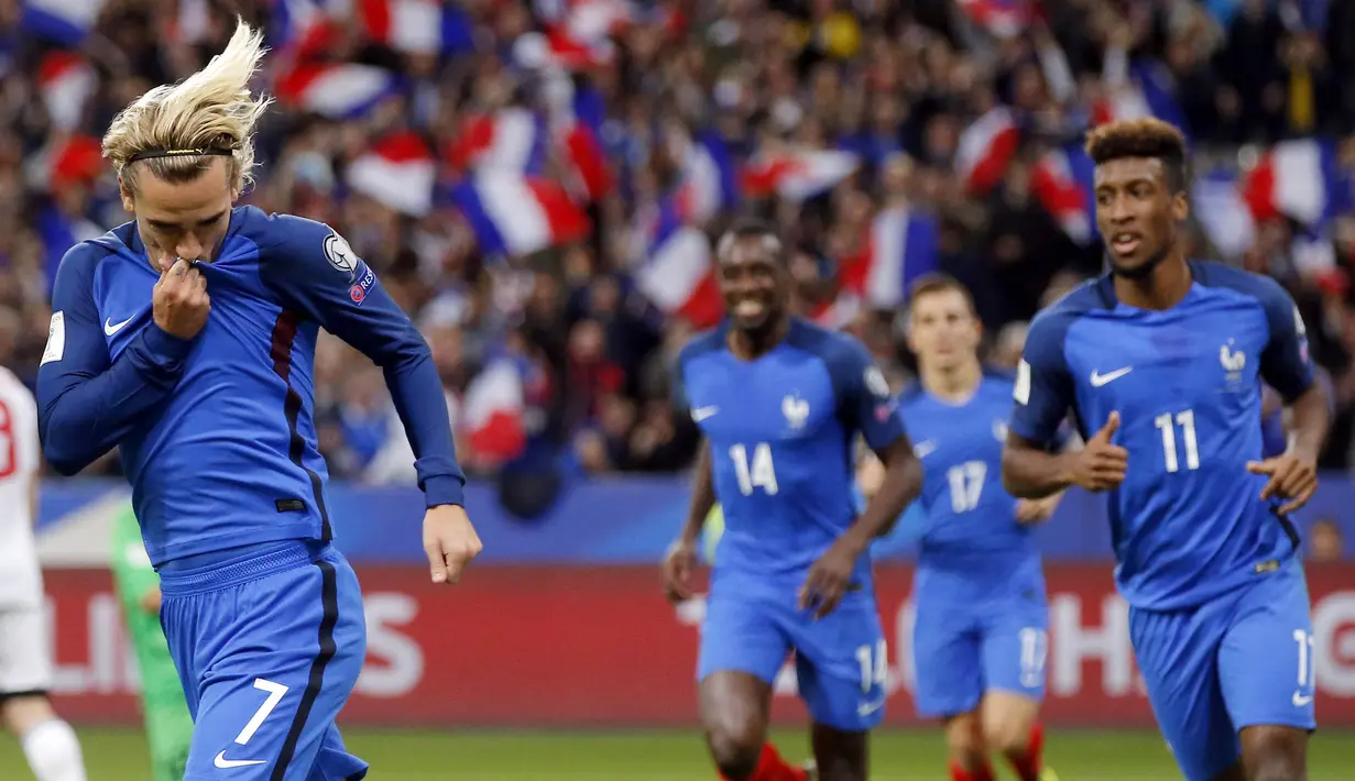 Striker Prancis, Antoine Griezmann, melakukan selebrasi usai mencetak gol ke gawang Belarusia pada laga Kualifikasi Piala Dunia 2018 di Stadion Stade de France, Paris, Selasa (10/10/2017). Prancis menang 2-1 atas Belarusia. (AP/Michel Euler)