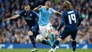 Gelandang Manchester City, Fernando berusaha melewati dua pemain Real Madrid pada leg pertama Semifinal Liga Champions di stadion Etihad, Inggris, (27/4). Real Madrid menahan imbang tuan rumah City dengan skor 0-0. (Reuters/Phil Noble)