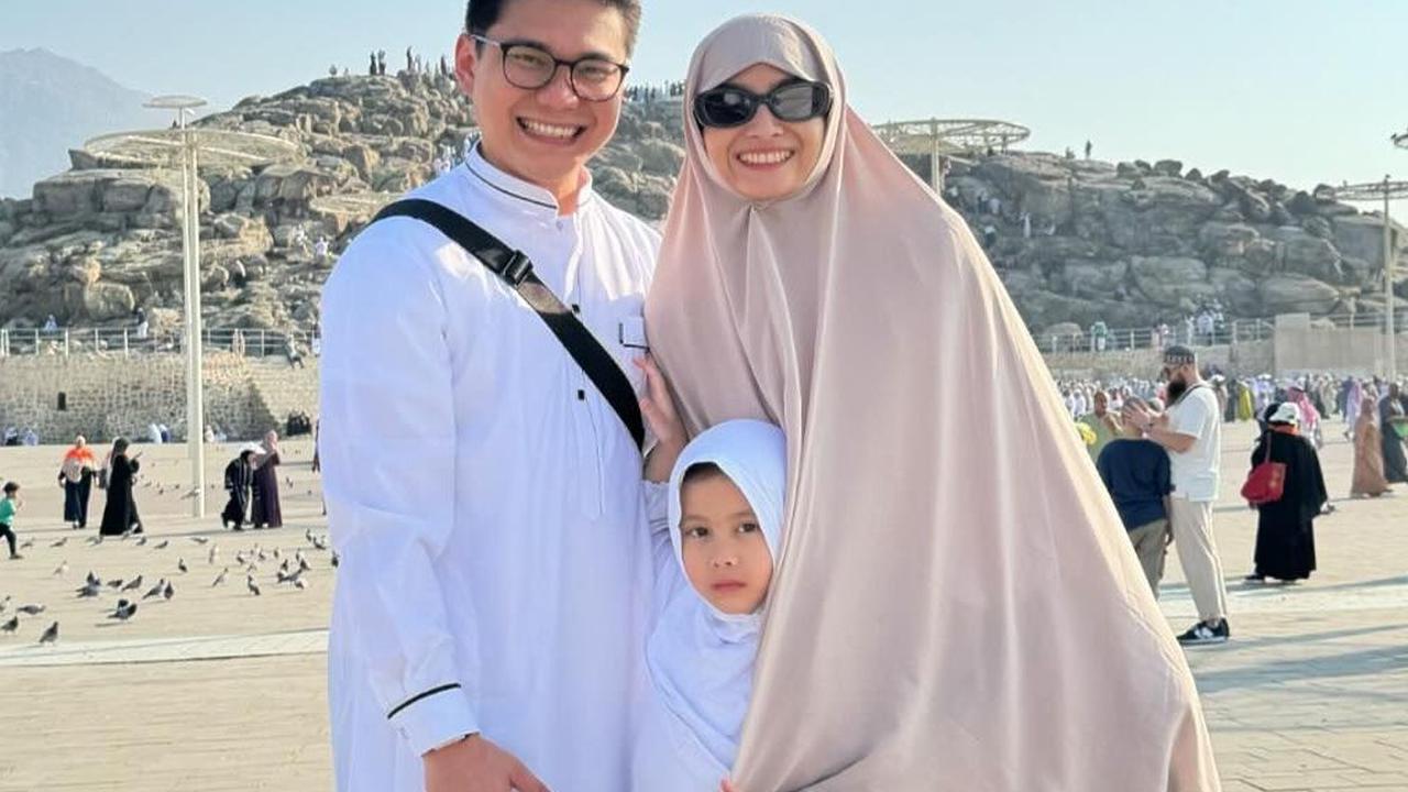 Momen Acha Septriasa Jalani Puasa Ramadan di Tanah Suci Sembari Melaksanakan Ibadah Umrah Bersama Suami dan Anak