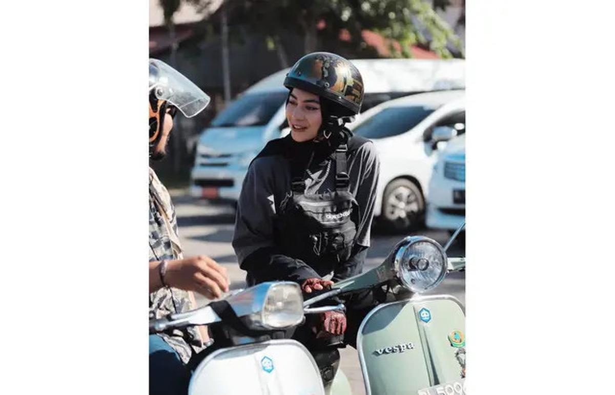 10 Potret Sintya Marisca Kendarai Vespa, Gayanya Curi Perhatian