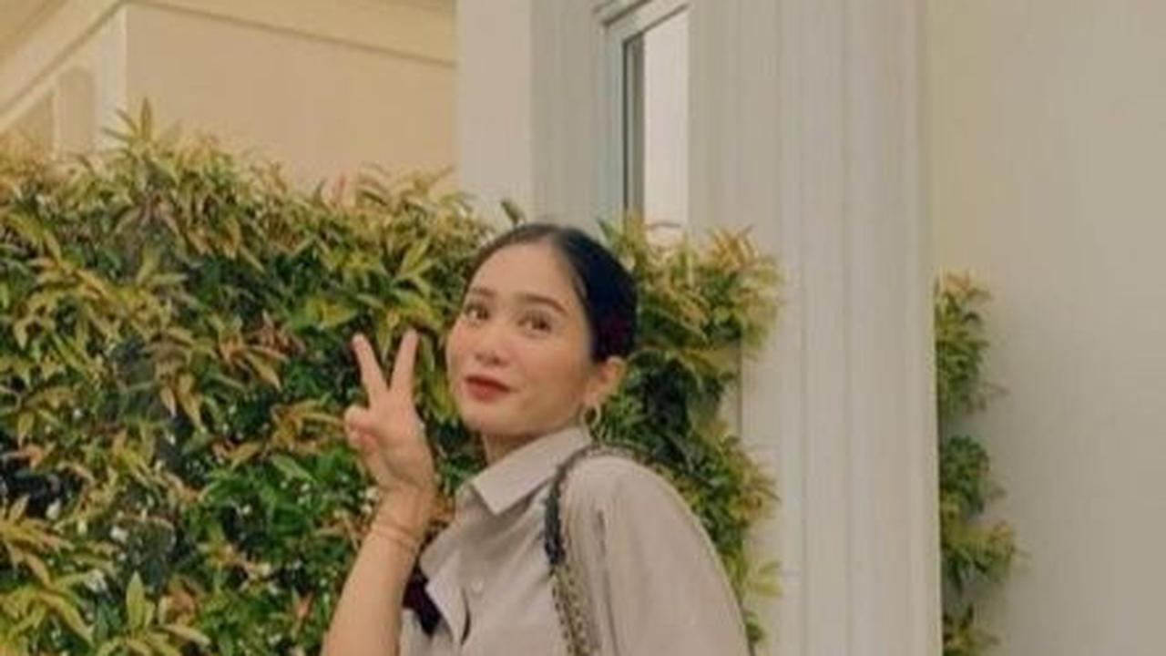 Bunga Zainal, yang dinikahi oleh seorang produser ternama, tinggal di sebuah rumah yang terbilang mewah bak istana.