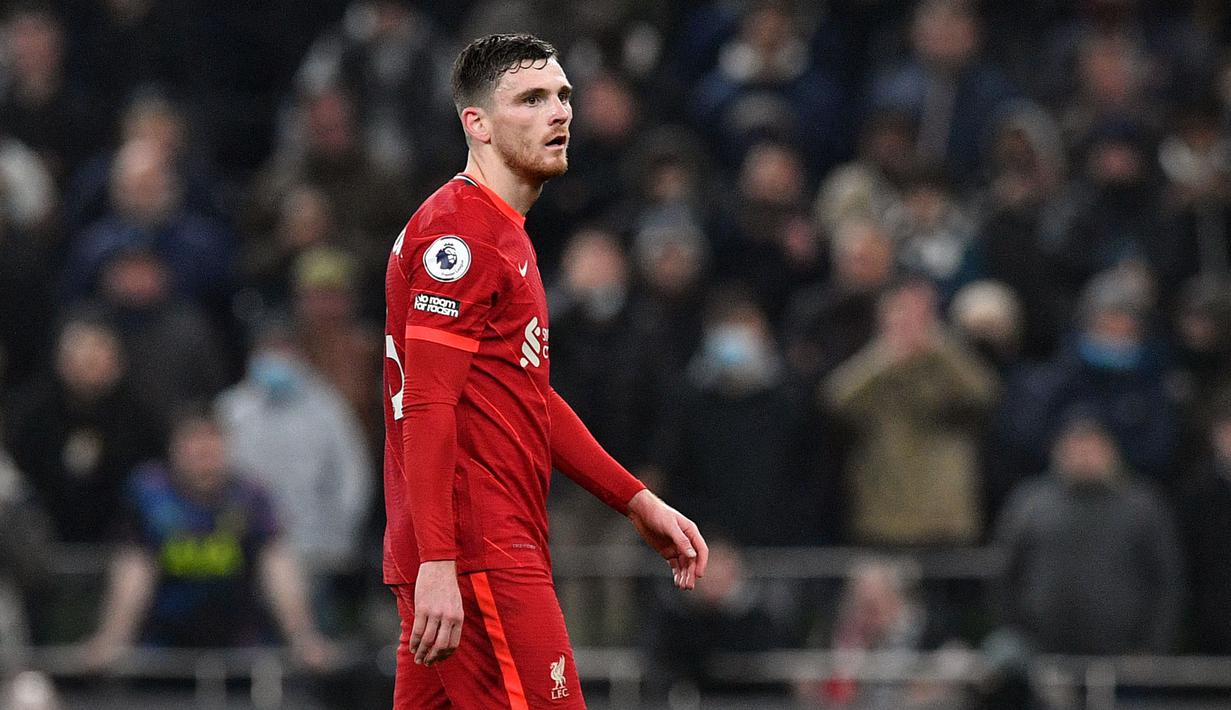 Liverpool harus tertahan di pekan ke-18 Liga Inggris 2021/2022 usai bertamu ke markas Tottenham Hotspur, Minggu (19/12/2021) malam WIB. Laga yang berakhir dengan skor 2-2 tersebut diwarnai dengan drama dari salah satu pemain The Reds, Andrew Robertson. (AP/Frank Augstein)
