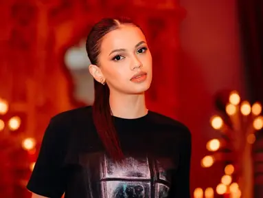 Sepanjang kariernya, Carmela Van der Kruk sudah membintangi ragam judul sinetron, film, series dan FTV. Aktingnya semakin mumpuni, tak heran jika ia didapuk jadi pemeran utama di film horor Trinil: Kembalikan Tubuhku. Sukses dengan dua film di tahun 2024, project filmnya berjudul Cinta tak Pernah Tepat Waktu di 2025 sudah dinantikan oleh para penggemar. (Liputan6.com/IG/@carmelavdkruk)