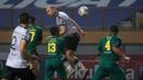 Bek Persikabo 1973, Shumeiko Veniamin melepaskan sundulan ke gawang Persebaya Surabaya dalam laga pekan kedua BRI Liga 1 2021/2022 di Stadion Wibawa Mukti, Cikarang, Sabtu (11/09/2021). Persikabo kalah 1-3. (Foto: Bola.com/Bagaskara Lazuardi)