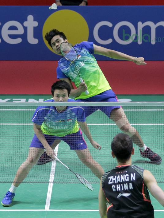 Tontowi Ahmad gagal mengembalikan kok saat melawan pasangan China, Zhang Nan/Li Yinhui pada perempat final Indonesia Open 2018 di Istora Senayan, Jakarta, (6/6/2018). Tontowi/Liliyana menang 21-17, 21-14. (Bola.com/Nick Hanoatubun)