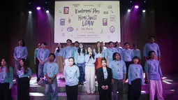 Pemeran memperkenalkan Home Sweet Loan The Musical saat peluncuran di Jakarta, Kamis (6/8/2026). Adaptasi dari novel karya Almira Bastari ini akan dipentaskan dalam 23 pertunjukan pada 30 September hingga 18 Oktober 2026 di Graha Bhakti Budaya, Taman Ismail Marzuki, Jakarta, dengan menghadirkan lima lagu orisinal karya Idgitaf sebagai bagian dari pengembangan cerita. (KLY/ Budy Santoso)