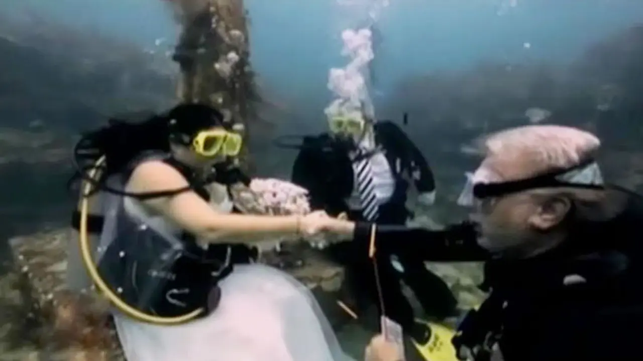 Jendela Dunia: Sepasang Kekasih di Florida Menikah di Dasar Laut