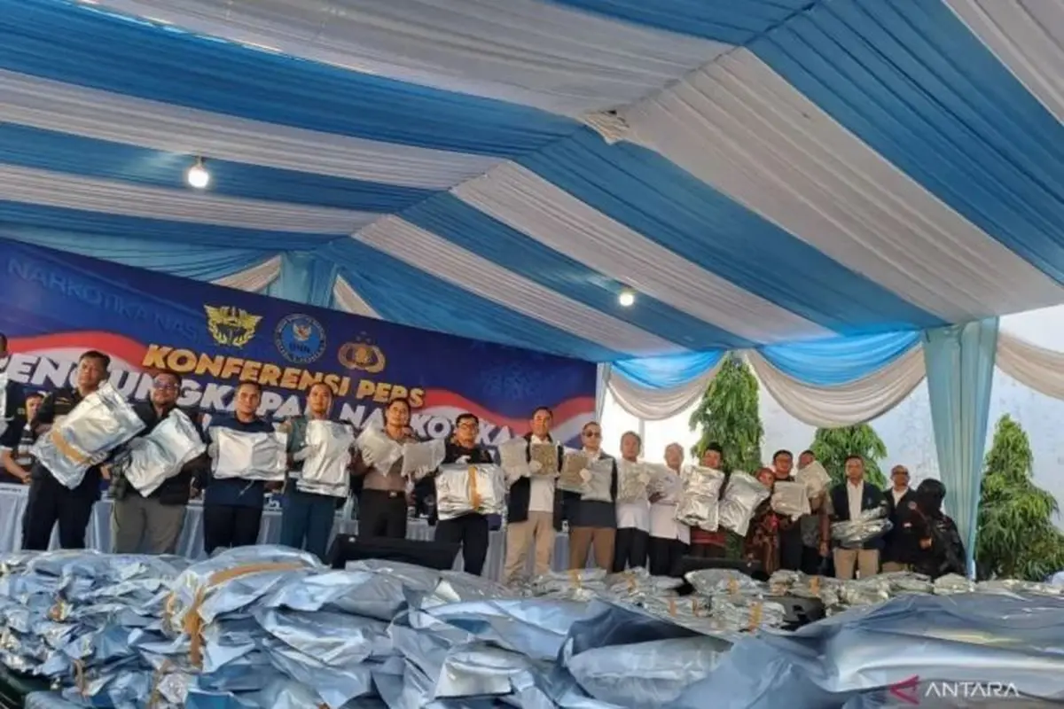 Kepala BNN RI Komjen Pol Suyudi Ario Seto (tengah) saat menunjukkan barang bukti usai memberikan keterangan pers terkait pengungkapan penyelundupan 3,37 ton kuncup bunga cannabinoid asal Thailand di Gresik, Jawa Timur, Kamis (2/7/2026) (Antara)