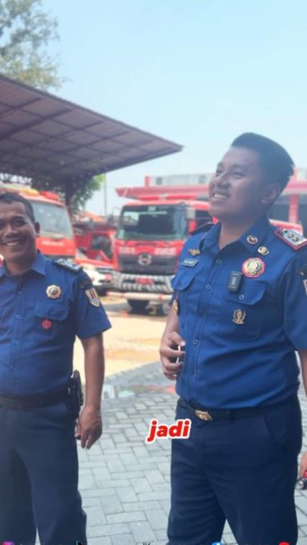 Setelah dimutasi, Ade kini fokus menjalankan tugas barunya di pemadam kebakaran.