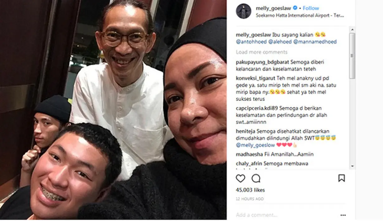 Selain itu, Melly yang juga mengunggah foto bersama suami dan dua jagoan laki-lakinya menuliskan kalimat sederhana yang menunjukan rasa sayangnya. “Ibu sayang kalian 😘😘 @antohhoed @alehoed @mannamedhoed,” tulisnya. (Instagram/melly_goeslaw)