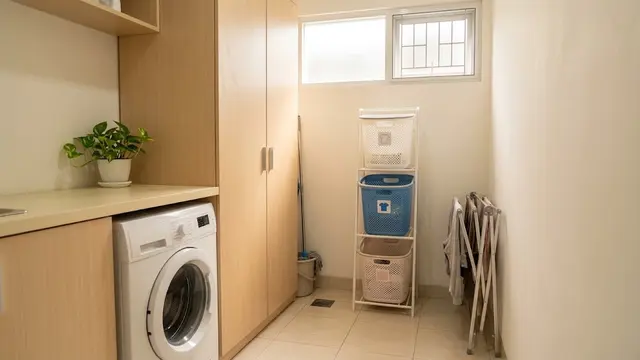 Desain Minimalis dengan Lemari dan Keranjang Tertutup