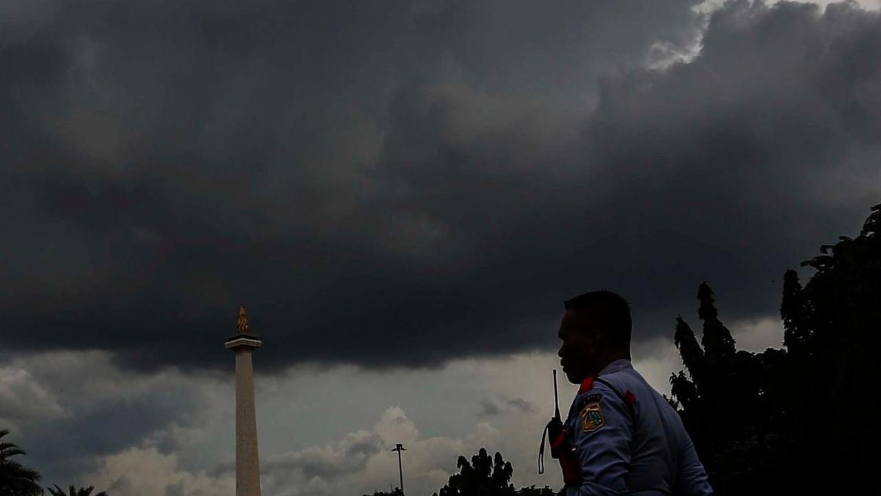 Badan Penanggulangan Bencana Daerah (BPBD) DKI Jakarta mengumumkan, cuaca ekstrem berpotensi melanda Ibu Kota hingga 8 Maret 2024. Liputan6.com/Angga Yuniar