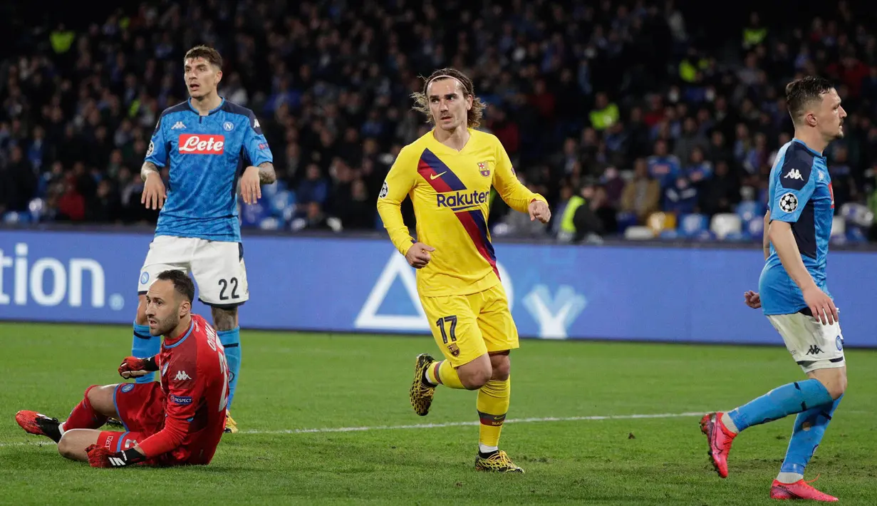 Pemain Barcelona Antoine Griezmann (tengah) melakukan selebrasi usai mencetak gol ke gawang Napoli pada pertandingan babak 16 besar Liga Champions di San Paolo Stadium, Naples, Italia, Selasa (25/2/2020). Pertandingan berakhir dengan skor 1-1. (Alfredo Falcone/Andrew Medichini)