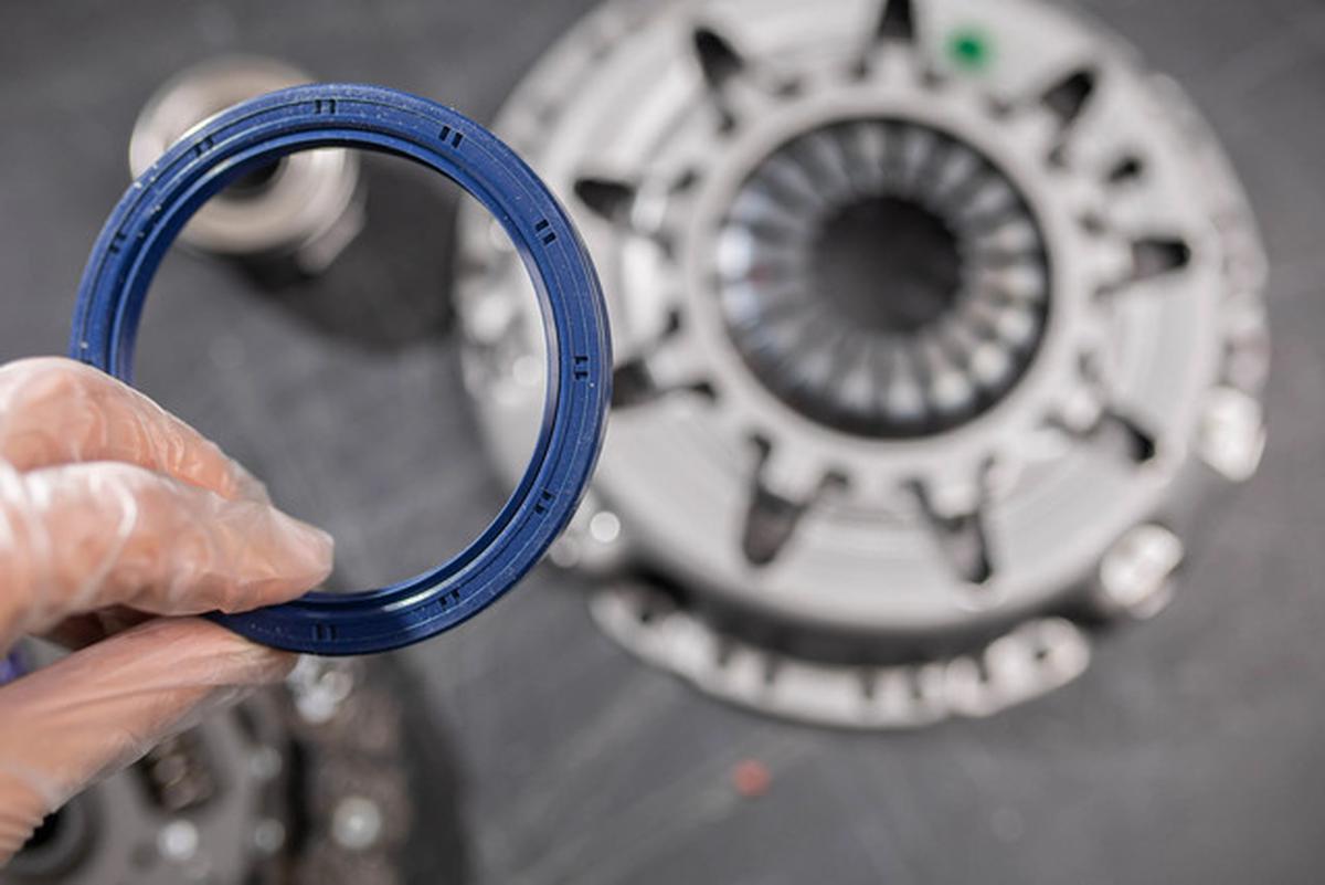 Kenali Tanda Seal Gearbox Bocor dan Cara Tepat Menggantinya